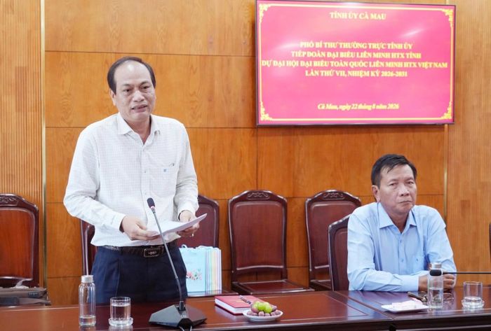 Chủ tịch Liên minh HTX tỉnh Cà Mau Nguyễn Văn Vũ báo cáo với Phó Bí thư Thường trực Tỉnh ủy Huỳnh Quốc Việt về công tác chuẩn bị tham dự Đại hội. 