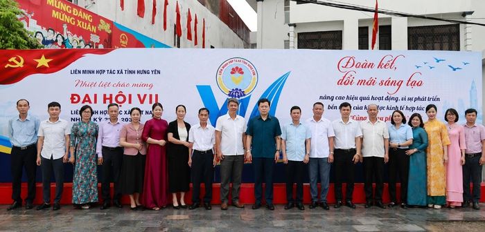 Đồng chí Trần Quốc Toản, Phó Bí thư Thường trực Tỉnh ủy, Chủ tịch Ủy ban MTTQ Việt Nam tỉnh chụp ảnh lưu niệm cùng đoàn đại biểu đi dự Đại hội.