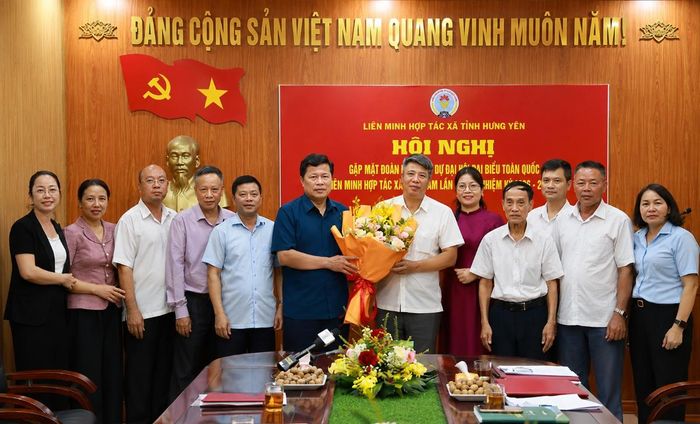 Đồng chí Trần Quốc Toản, Phó Bí thư Thường trực Tỉnh ủy, Chủ tịch Ủy ban MTTQ Việt Nam tỉnh tặng hoa chúc mừng đoàn đại biểu đi dự Đại hội.