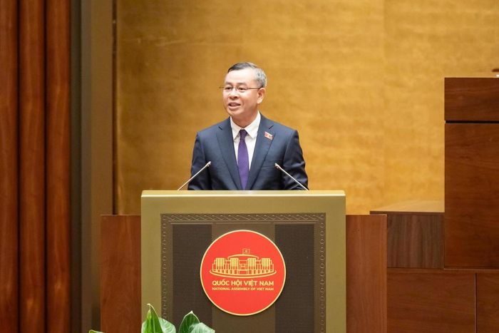 Bộ trưởng Tài chính Ngô Văn Tuấn giải trình, làm rõ ý kiến đại biểu. Ảnh: Media Quốc hội.