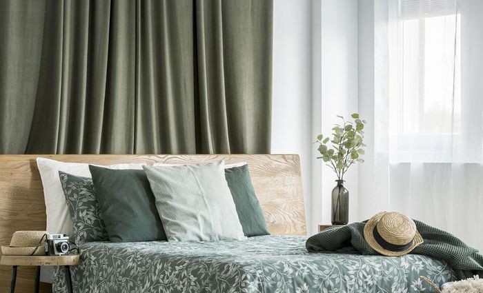 Tránh đặt đầu giường đối diện trực tiếp với bếp trong nhà bếp liền kề, vì điều này dễ dẫn đến cáu gắt và tức giận. (Nguồn ảnh: ShutterStock)