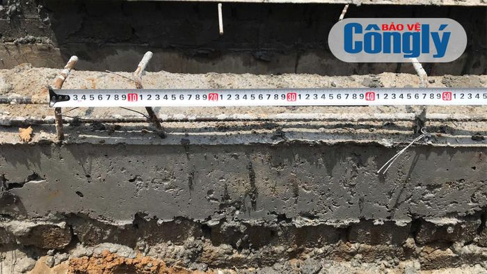 Khoảng cách cốt thép tại một vị trí rãnh dọc của công trình đường giao thông thôn Xuân Linh, xã Xuân Mai có dấu hiệu chênh lệch bất thường. (Ảnh: Trương Hiếu)
