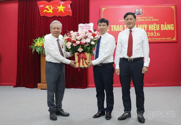 Thường trực Đảng ủy phường Hòa Bình tặng hoa chúc mừng đồng chí Bùi Văn Tỉnh. (Nguồn ảnh: Cổng thông tin điện tử tỉnh Phú Thọ)