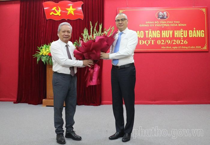 Bí thư Tỉnh ủy Phạm Đại Dương tặng hoa chúc mừng đồng chí Bùi Văn Tỉnh nhận Huy hiệu 35 năm tuổi Đảng. (Nguồn ảnh: Cổng thông tin điện tử tỉnh Phú Thọ)