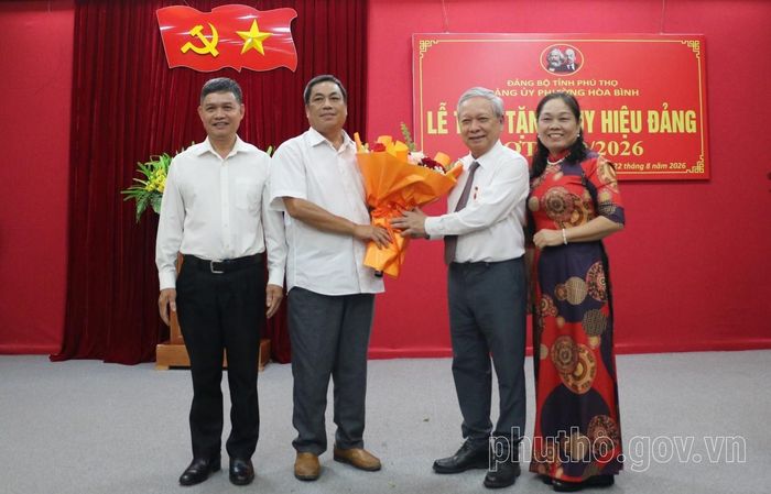 Chi ủy Chi bộ tổ dân phố số 16 tặng hoa chúc mừng đồng chí Bùi Văn Tỉnh. (Nguồn ảnh: Cổng thông tin điện tử tỉnh Phú Thọ)