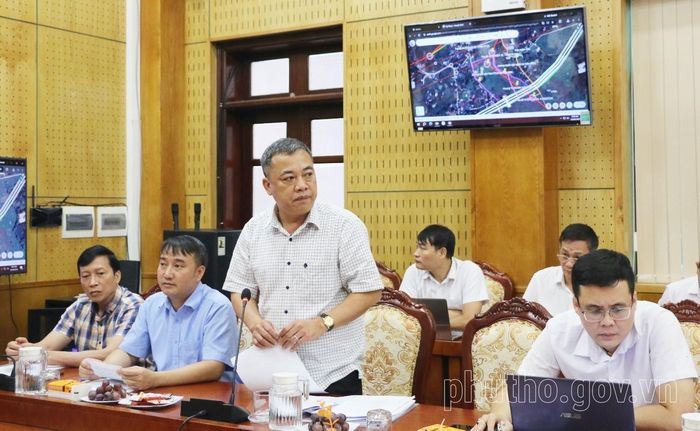 Lãnh đạo xã Mường Thàng báo cáo tình hình triển khai dự án đi qua địa bàn.
