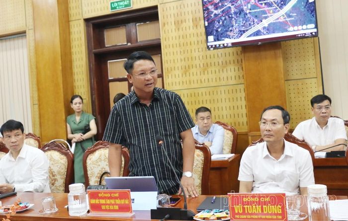 Lãnh đạo Trung tâm Phát triển quỹ đất khu vực Hòa Bình phát biểu tại buổi kiểm tra.