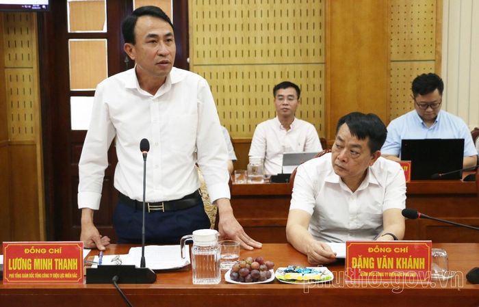 Đại diện lãnh đạo Tổng Công ty Điện lực miền Bắc báo cáo tiến độ triển khai các dự án.