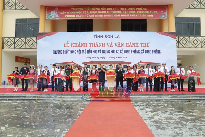 Các đại biểu cắt băng khánh thành công trình Trường phổ thông nội trú Tiểu học - THCS Lóng Phiêng (Ảnh Snews).
