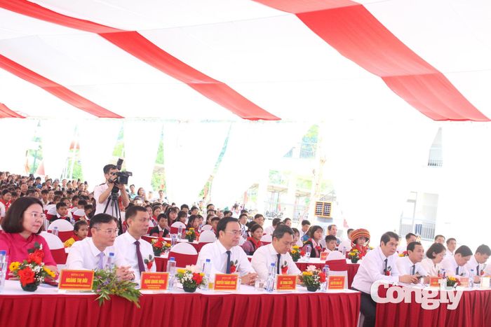 Các đại biểu dự lễ khánh thành và vận hành thử Trường phổ thông nội trú Tiểu học - THCS Yên Sơn.