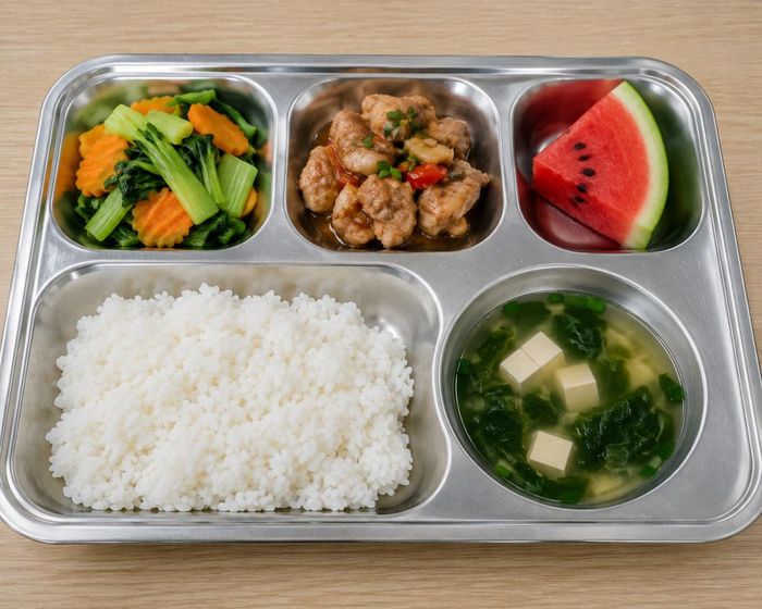 Các cơ sở giáo dục phải công khai hằng ngày với cha mẹ học sinh những thông tin liên quan đến bữa ăn. Ảnh minh họa