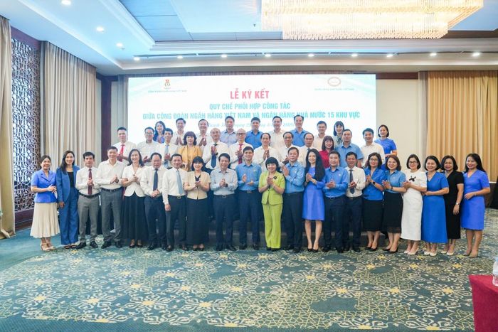Các đại biểu chụp ảnh lưu niệm