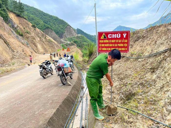 Lực lượng Công an xã Phình Hồ cắm biển cảnh báo tại khu vực có nguy cơ sạt lở.