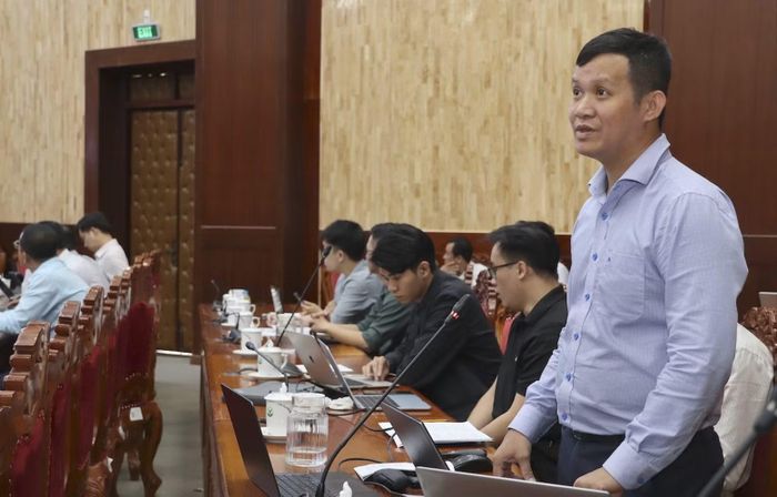 Ông Nguyễn Chí Hiếu, Phó Giám đốc phụ trách Trung tâm Đổi mới sáng tạo và Chuyển đổi số (Sở Khoa học và Công nghệ) trình bày về sử dụng các phân hệ trên hệ thống IOC tỉnh.