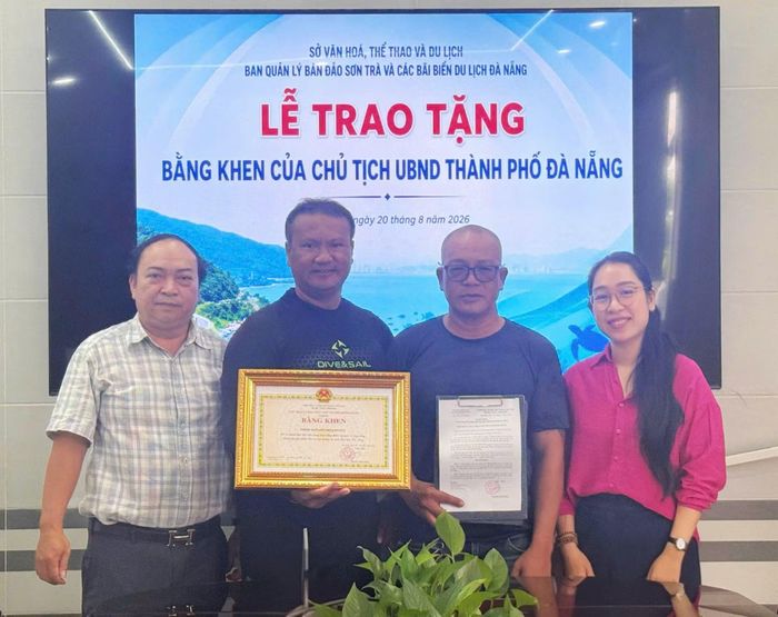 Đại diện Danang FreeDiving nhận Bằng khen của Chủ tịch UBND TP Đà Nẵng vì những đóng góp trong bảo vệ môi trường, hệ sinh thái biển.