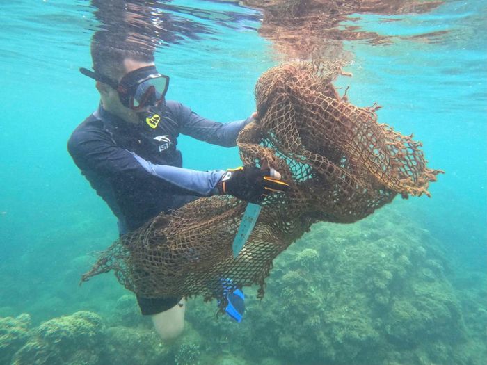 Thành viên nhóm Danang FreeDiving lặn thu gom lưới ma, rác thải, góp phần bảo vệ rạn san hô và sinh vật biển tại bán đảo Sơn Trà.