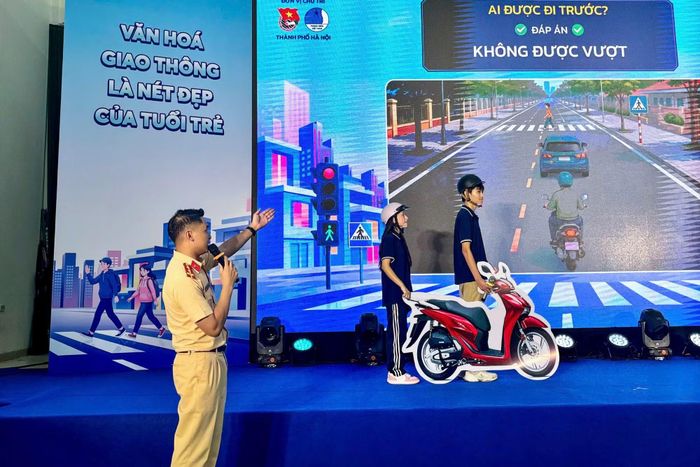Show tương tác “Hiện trường giả định - Gen kiến tạo văn hóa giao thông” tại chương trình.