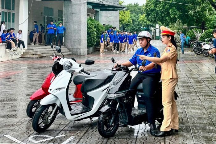 CSGT hướng dẫn kỹ năng lái xe cho đoàn viên thanh niên.