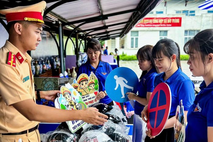 Đoàn viên tham quan gian trưng bày của CSGT.