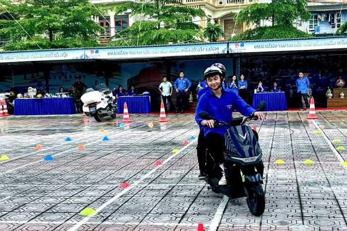 Đoàn viên, thanh niên thực hành kỹ năng lái xe.