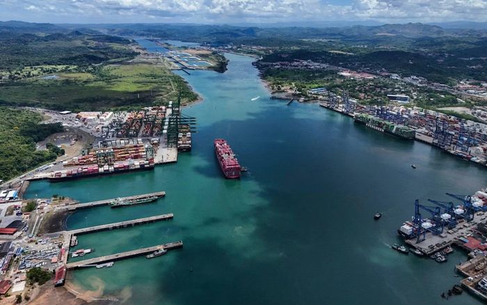 Tàu di chuyển trên lối vào kênh đào Panama, Ảnh: GettyImages