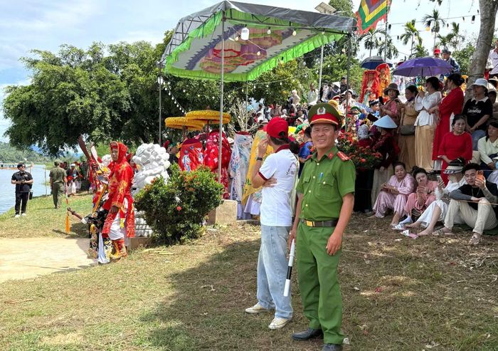Hàng nghìn du khách thập phương về điện Huệ Nam tham gia lễ hội.