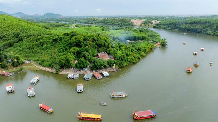 Thuyền rồng chở du khách đến dự lễ hội điện Huệ Nam.