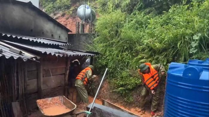  Công an xã Khuất Xá, tỉnh Lạng Sơn khẩn trương hỗ trợ hộ dân bị sạt lở đất, bảo đảm an toàn cho người và tài sản. 