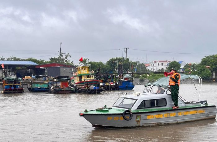 Bộ đội biên phòng Hải Phòng kêu gọi ngư dân đưa phương tiện về nơi tránh trú an toàn.