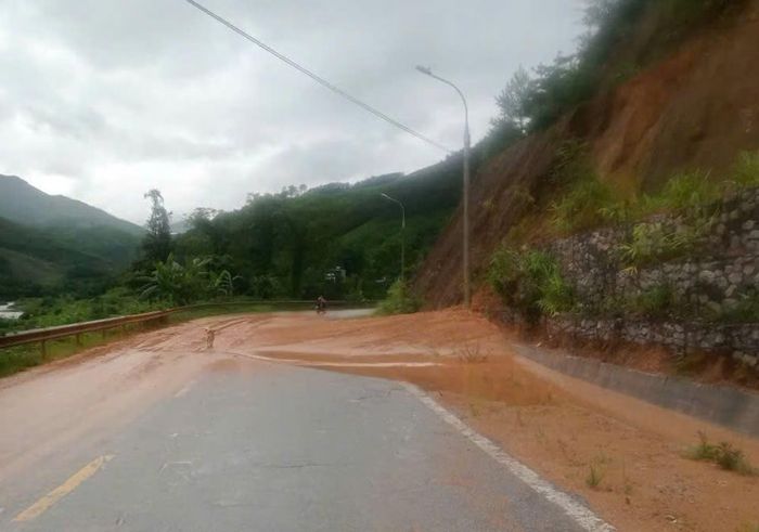 Mưa lớn khiến nhiều điểm xung yếu xuất hiện dấu hiệu sạt lở ở Quảng Ninh.