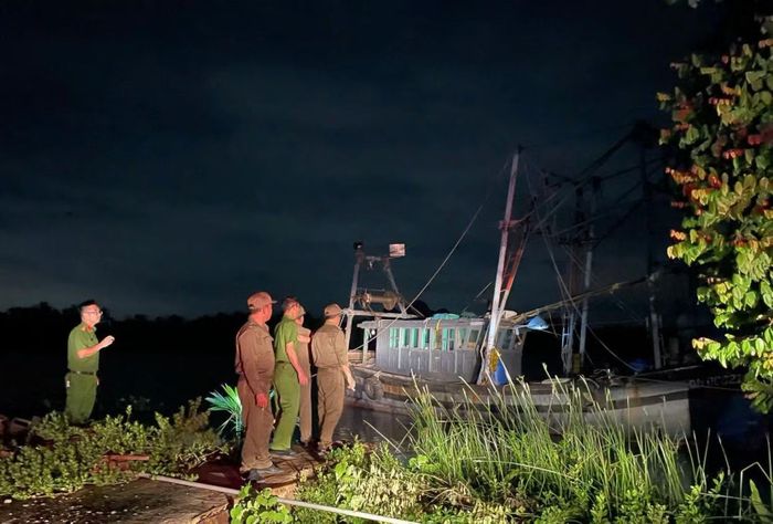 Công an Quảng Ninh tổ chức rà soát, kiên quyết đưa các tàu cá về nơi tránh trú an toàn.