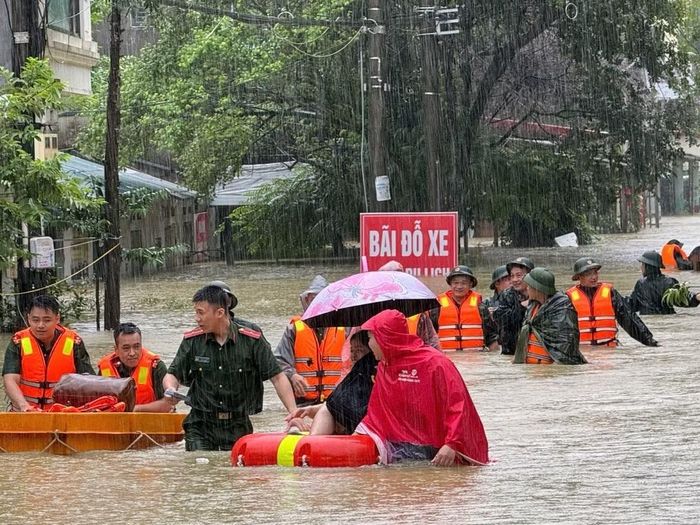  Công an phường Tam Thanh, tỉnh Lạng Sơn phối hợp cùng các lực lượng chức năng khẩn trương hỗ trợ đưa người dân, tài sản ra khỏi khu vực ngập úng đến nơi an toàn. 