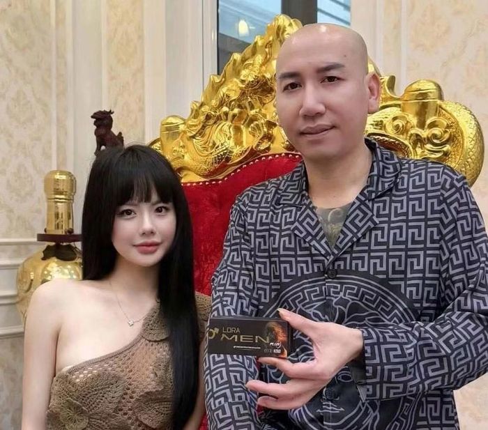 Nguyễn Thị Hương và Phú Lê quảng cáo sản phẩm Laromen.