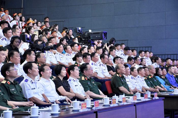 Các đại biểu tham dự chương trình.