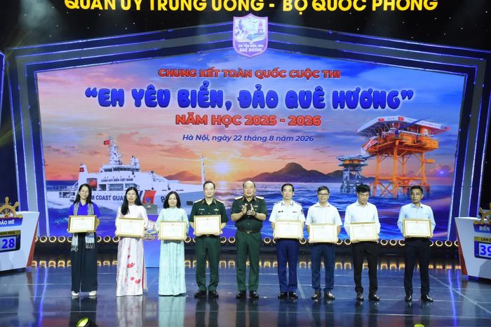 Trung tướng Lê Quang Đạo, Phó tổng Tham mưu Quân đội nhân dân Việt Nam trao bằng khen cho các cá nhân.