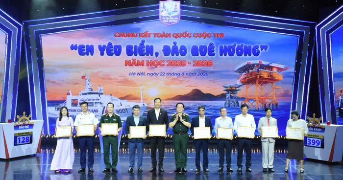 Đại tướng Nguyễn Trọng Nghĩa, Bí thư Trung ương Đảng, Chủ nhiệm Tổng cục Chính trị Quân đội nhân dân Việt Nam trao Bằng khen cho các tập thể.