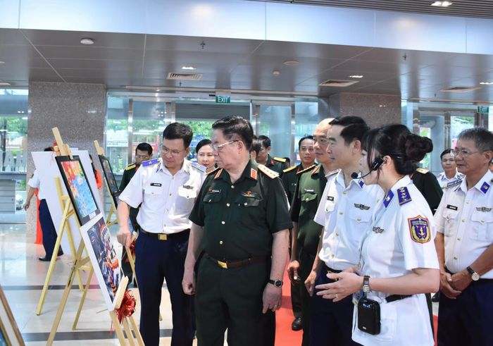 Đại tướng Nguyễn Trọng Nghĩa, Bí thư Trung ương Đảng, Chủ nhiệm Tổng cục Chính trị Quân đội nhân dân Việt Nam tham quan gian triển lãm.
