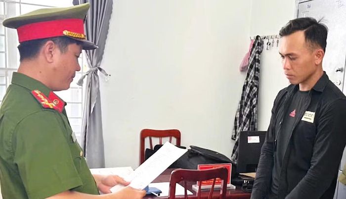 Cơ quan CSĐT Công an tỉnh Khánh Hòa tống đạt quyết định khởi tố bị can và công bố lệnh bắt tạm giam đối với Nguyễn Tiến Đạt.