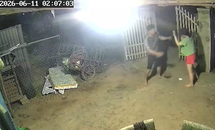 Hình ảnh Nguyễn Tiến Đạt vung tay dao chém nạn nhân được trích xuất từ camera an ninh.