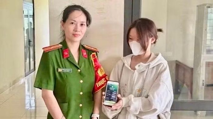Em Cao Ngọc Phương Trinh đến Công an xã Triệu Phong nhờ xác minh, trả lại tiền cho người chuyển nhầm.