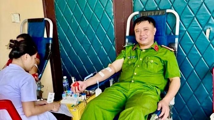 Cán bộ, chiến sĩ Công an xã Hướng Hiệp tham gia hiến máu, góp phần bổ sung nguồn máu phục vụ cấp cứu, điều trị người bệnh.