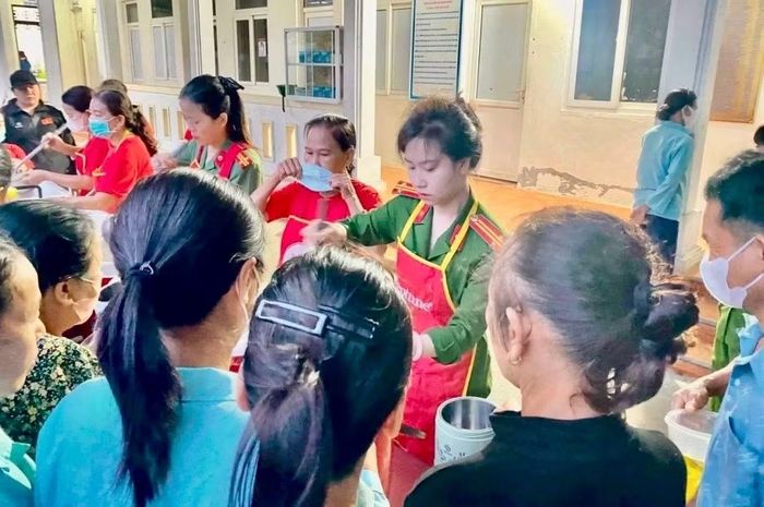 Phụ nữ Công an phường Đông Hà trao những suất cháo tình thương cho người bệnh và người nhà bệnh nhân có hoàn cảnh khó khăn.