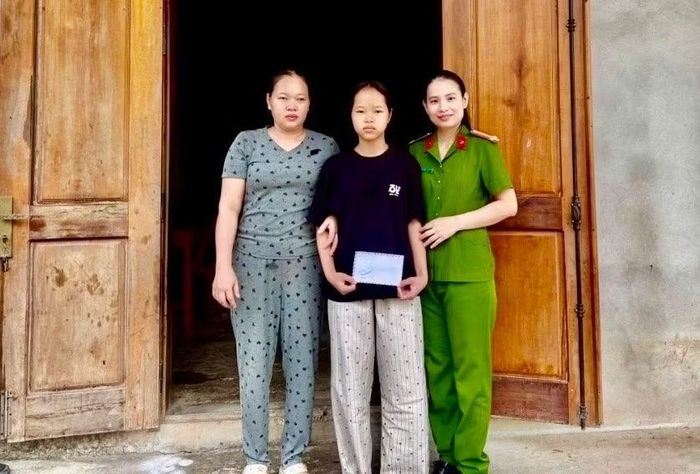 Công an xã Ái Tử thăm hỏi, tặng quà, động viên "em nuôi" của đơn vị.