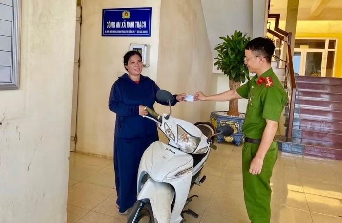 Chị T vui mừng nhận lại chiếc xe bị mất cắp.