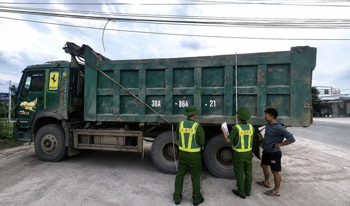 Lực lượng Công an tại Khu kinh tế Vũng Áng tổng rà soát phương tiện vận tải trên địa bàn để hạn chế việc lưu thông làm hư hỏng kết cấu hạ tầng giao thông.