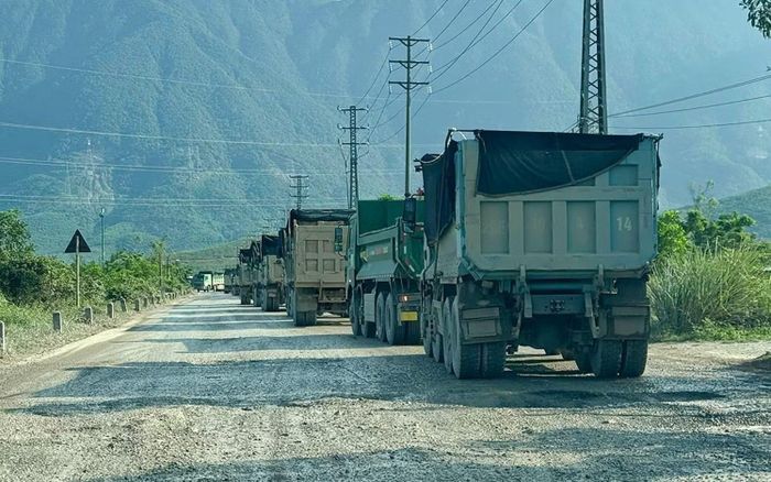 Chính quyền địa phương và ngành chức năng cho rằng, nguyên nhân chính dẫn đến hư hỏng nhiều tuyến đường tại Vũng Áng là do xe chở vật liệu phục vụ thi công các công trình trọng điểm tại Vũng Áng. Cùng với đó, xe hai khúc mang biển số Lào, xe tải trọng lớn thường xuyên lưu thông cũng làm hạ tầng giao thông xuống cấp.