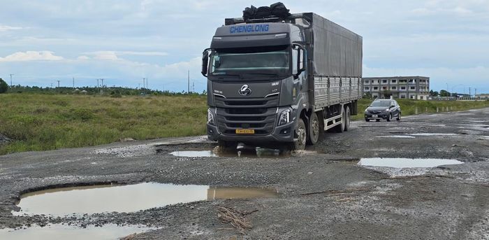 Tuyến đường trục ngang khu đô thị trung tâm Kỳ Ninh - Kỳ Trinh (giai đoạn 2) chưa bàn giao đã hư hỏng.