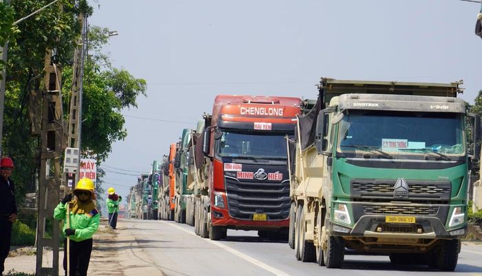 Có những thời điểm hàng trăm xe chở đất san lấp bị ùn ứ, công nhân của các doanh nghiệp đầu tư phải thường xuyên dọn vệ sinh hai bên đường để không ảnh hưởng đến đời sống nhân dân.