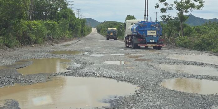 Trên các tuyến đường này, ngày nắng thì bụi bay mù mịt, trời mưa thì ngập, trở thành cái bẫy cho người đi đường.