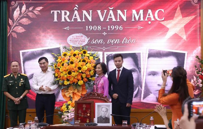 Nhiều lẵng hoa của các đơn vị, cá nhân được trao tặng Ban tổ chức, gia đình đồng chí Trần Văn Mạc tại hội thảo.